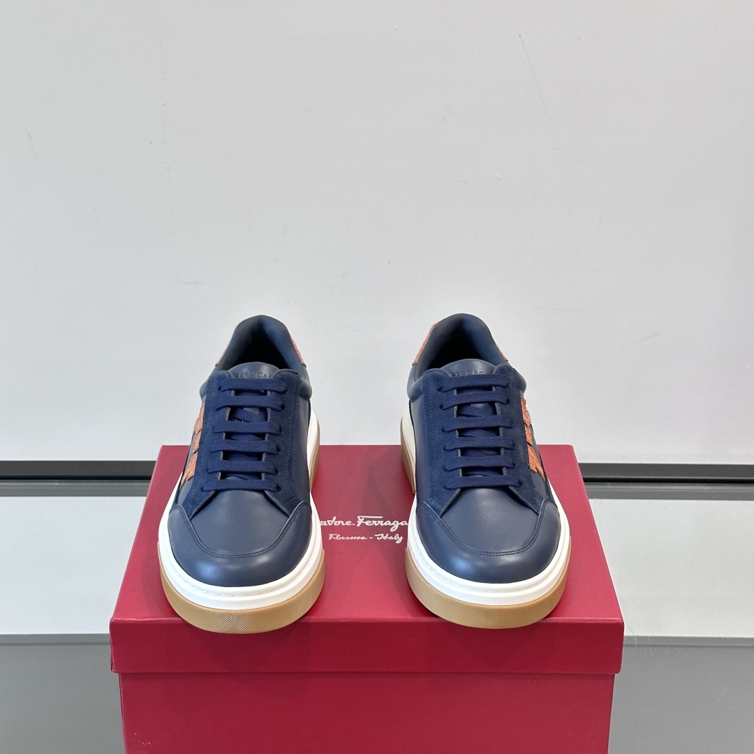 LOW TOP SNEAKERS WITH GANCINI OUTLINE - OW67