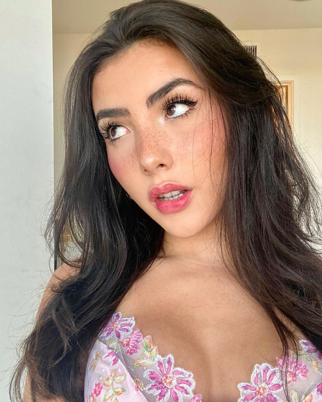 Andrea Botez - Beating her in chess so she beats my meat - Image Chest