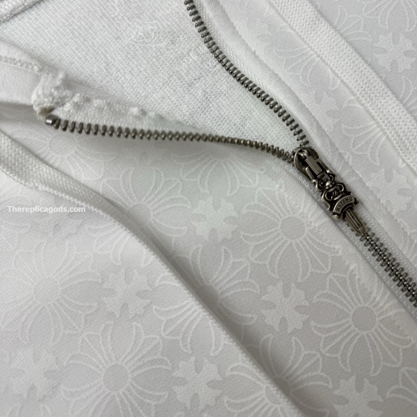 VERTICAL LOGO ZIP-UP HOODIE IN WHITE
