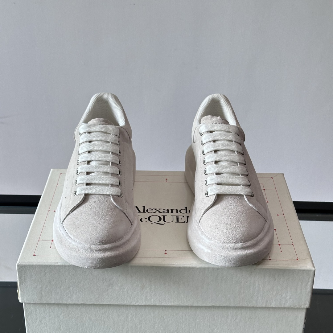 OVERSIZED SUEDE SNEAKERS IN GREY - - AM144
