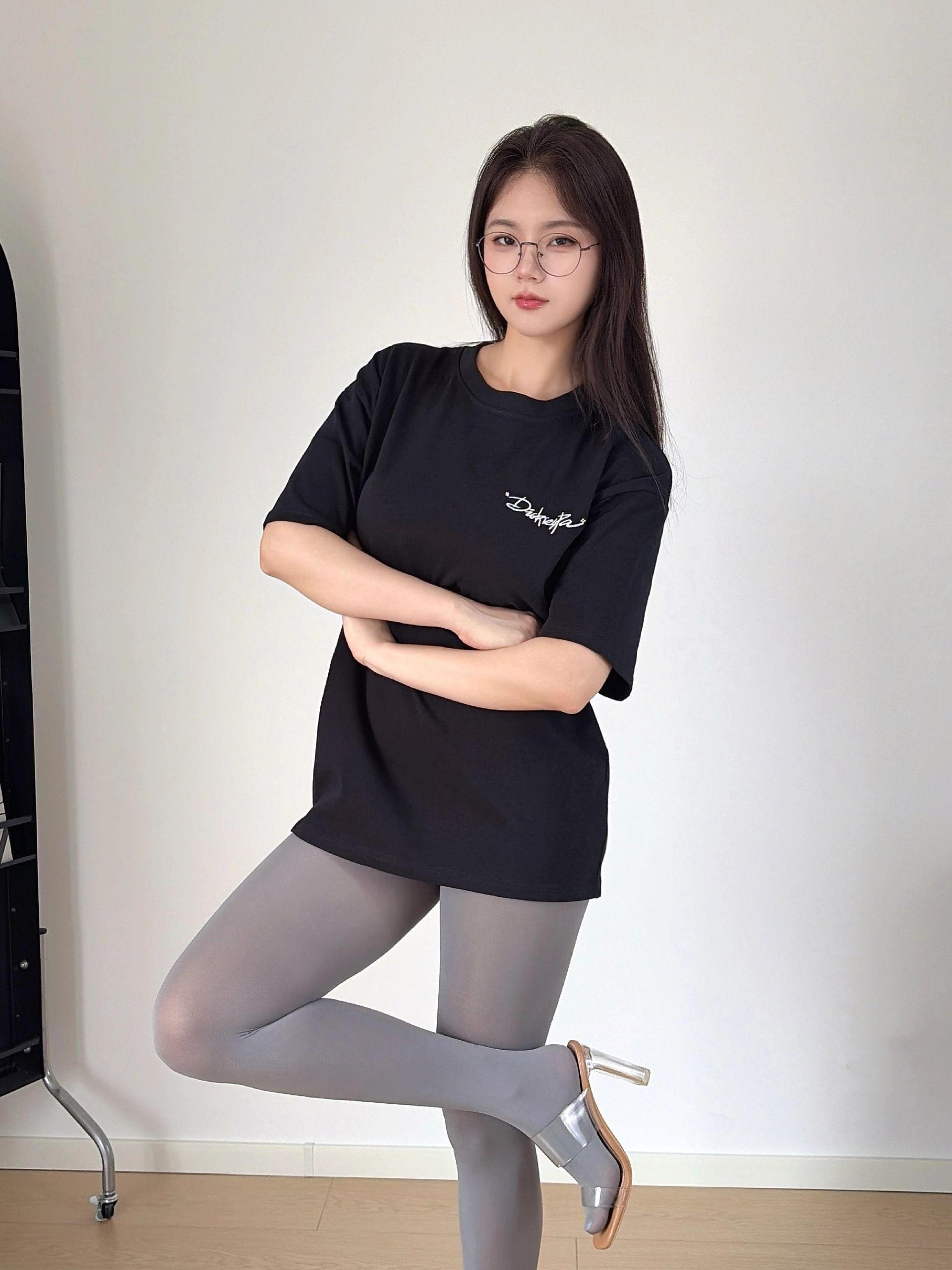 안경녀 의상 하이힐 그리고 회색스타킹