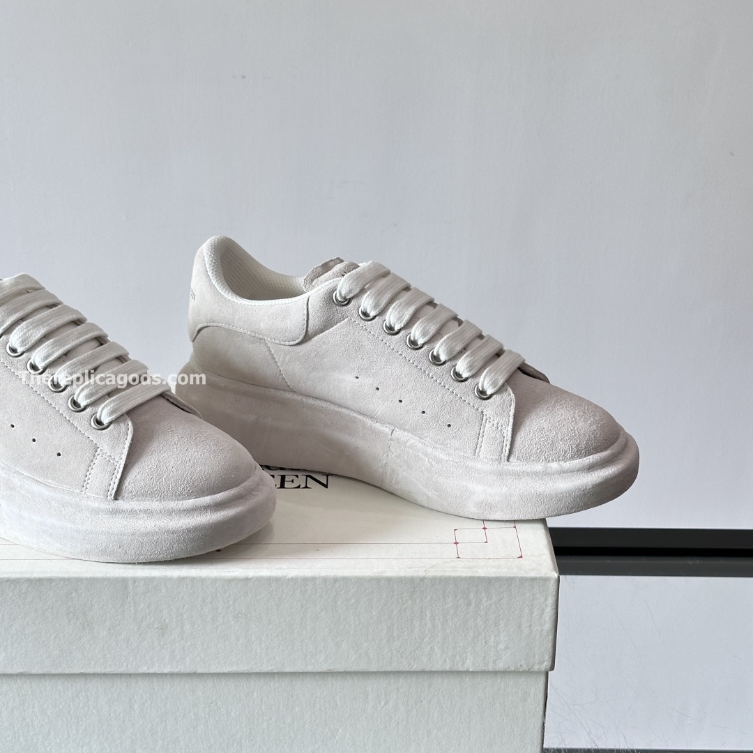 OVERSIZED SUEDE SNEAKERS IN GREY - - AM144