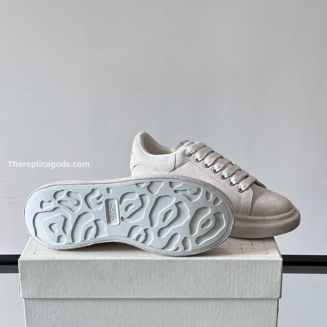 OVERSIZED SUEDE SNEAKERS IN GREY - - AM144