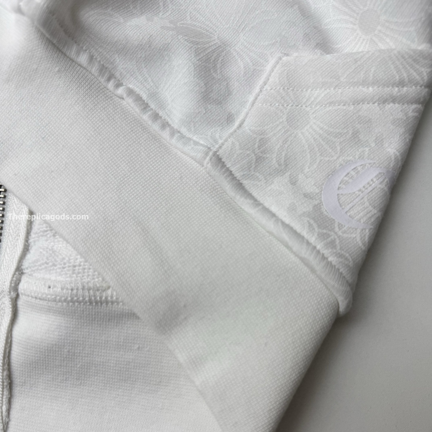 VERTICAL LOGO ZIP-UP HOODIE IN WHITE