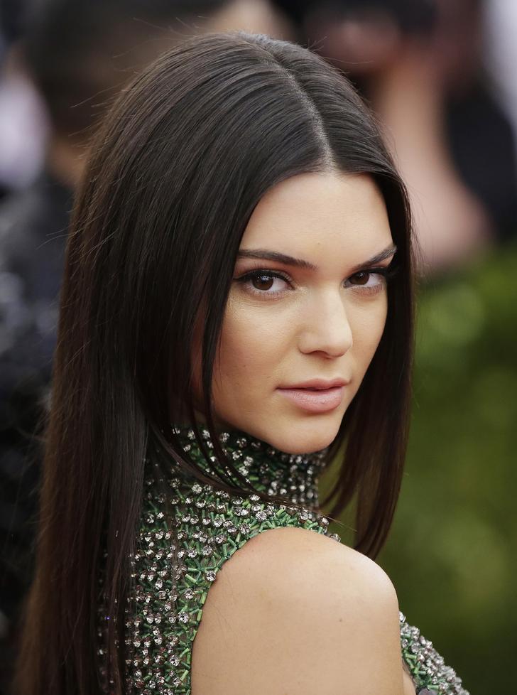 Kylie And Kendall Jenner Help Out A Disgruntled Employee Joip Xl Image Chest Free Image