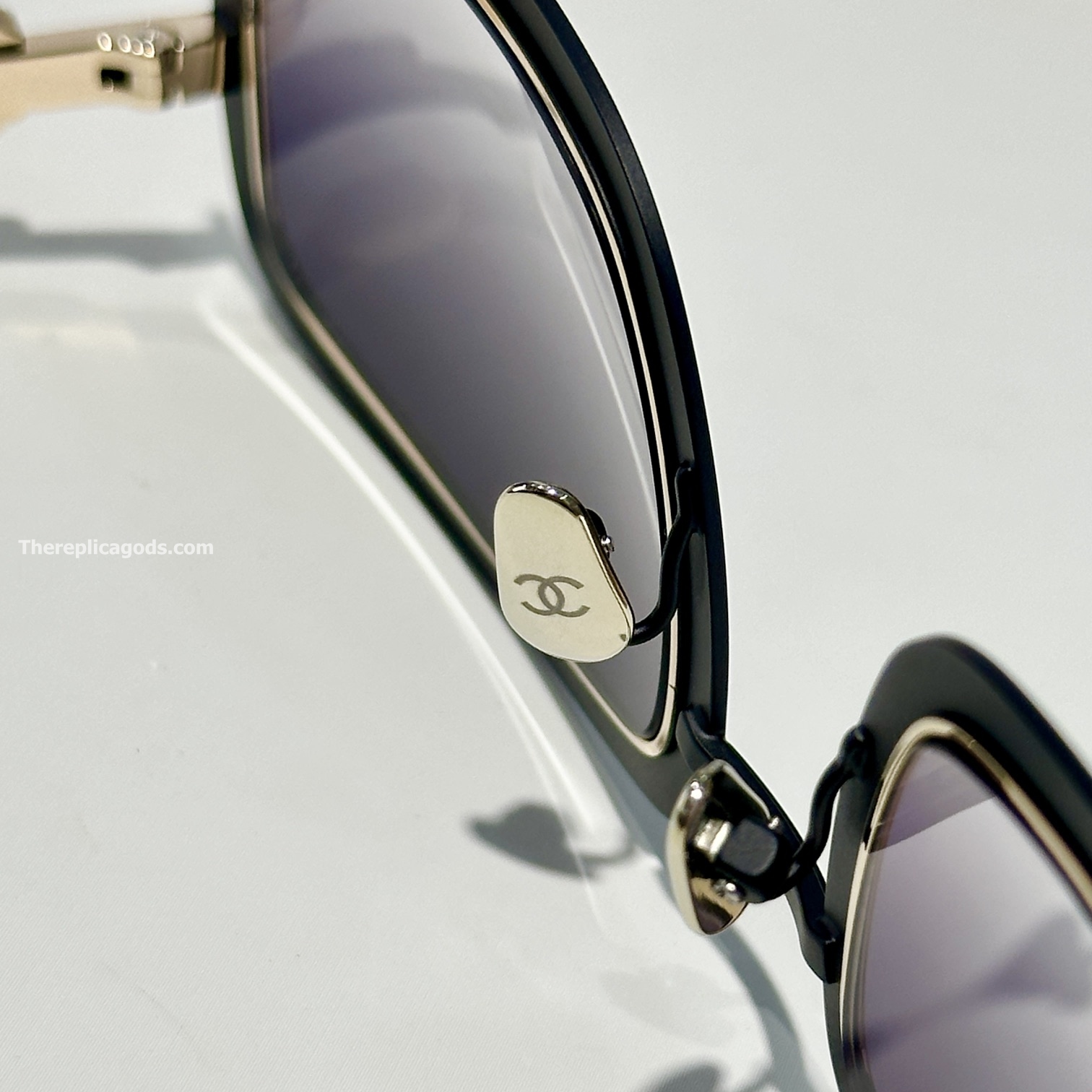 RECTANGLE SUNGLASSES IN BLACK AND GOLD CH71707 - SG196