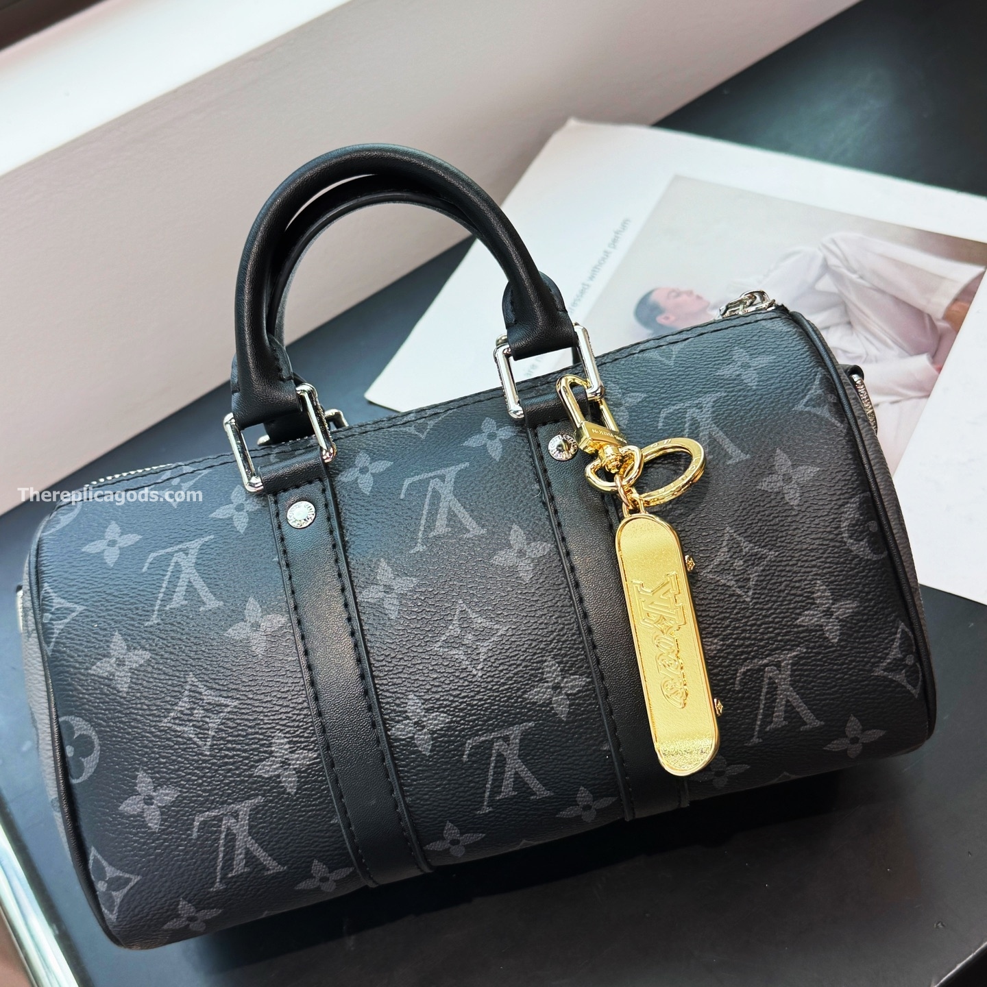 SKATE KEY HOLDER AND BAG CHARM M02187