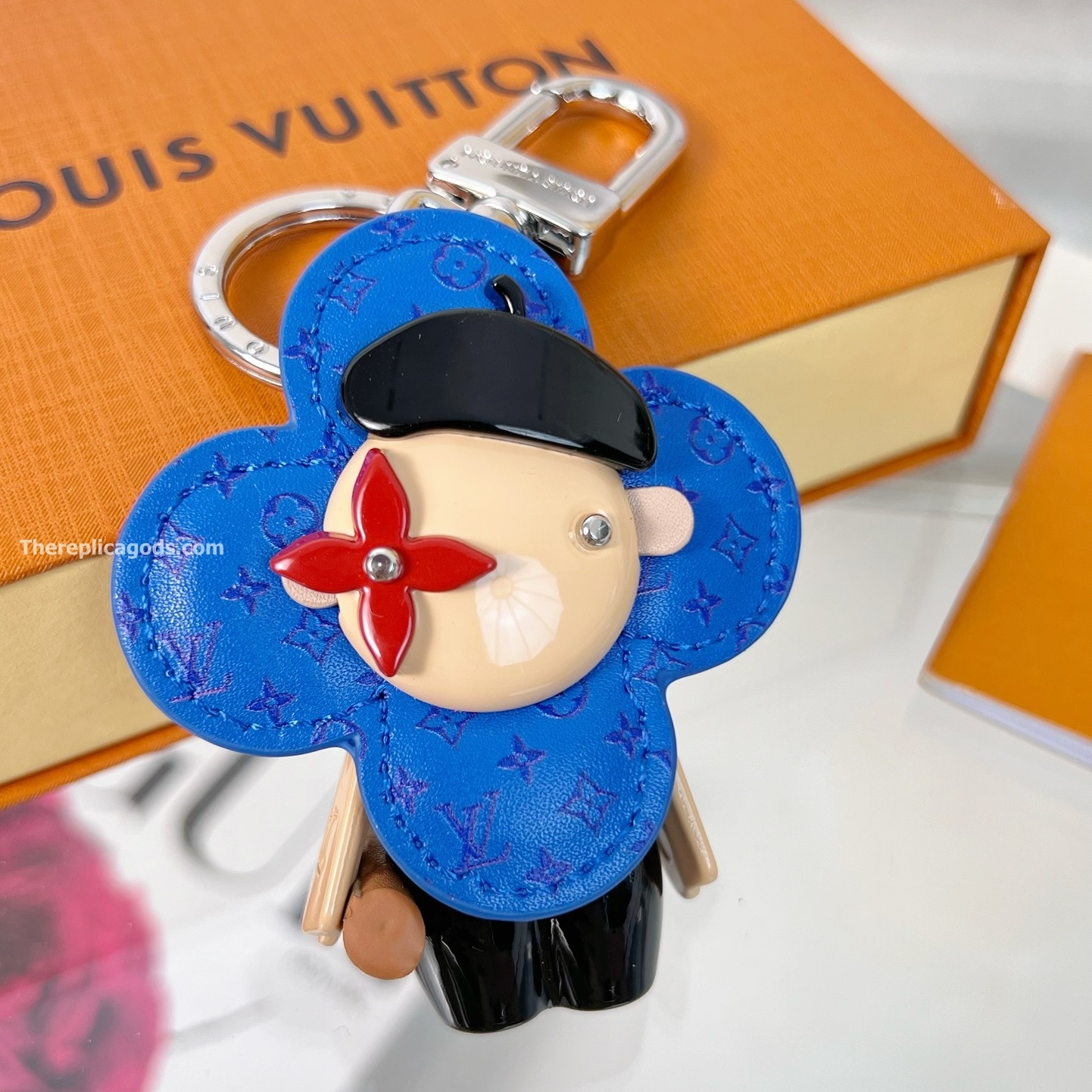 VIVIENNE IN PARIS BAG CHARM AND KEY HOLDER M01937