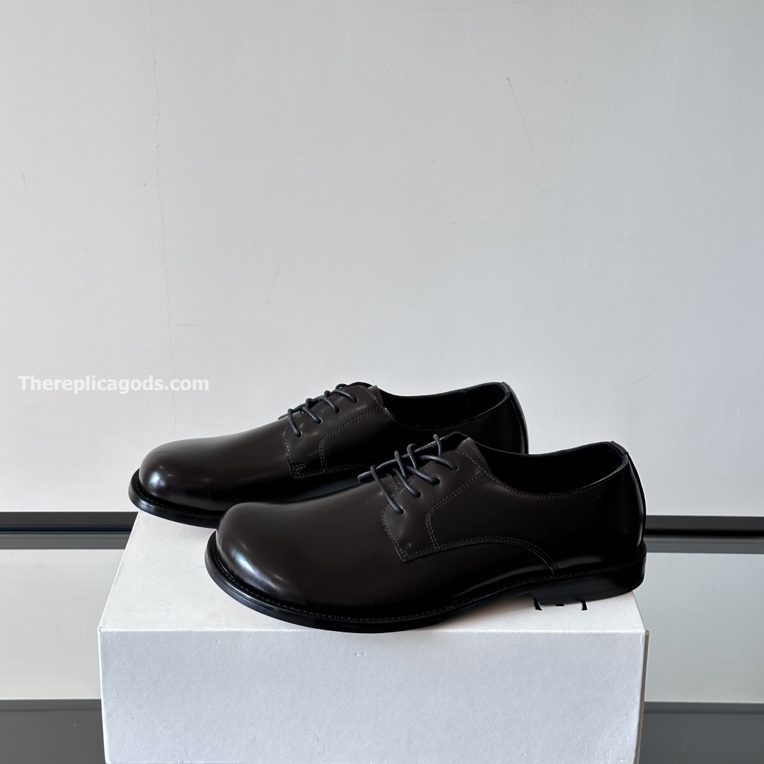 LEATHER LACE-UP SHOES IN BLACK