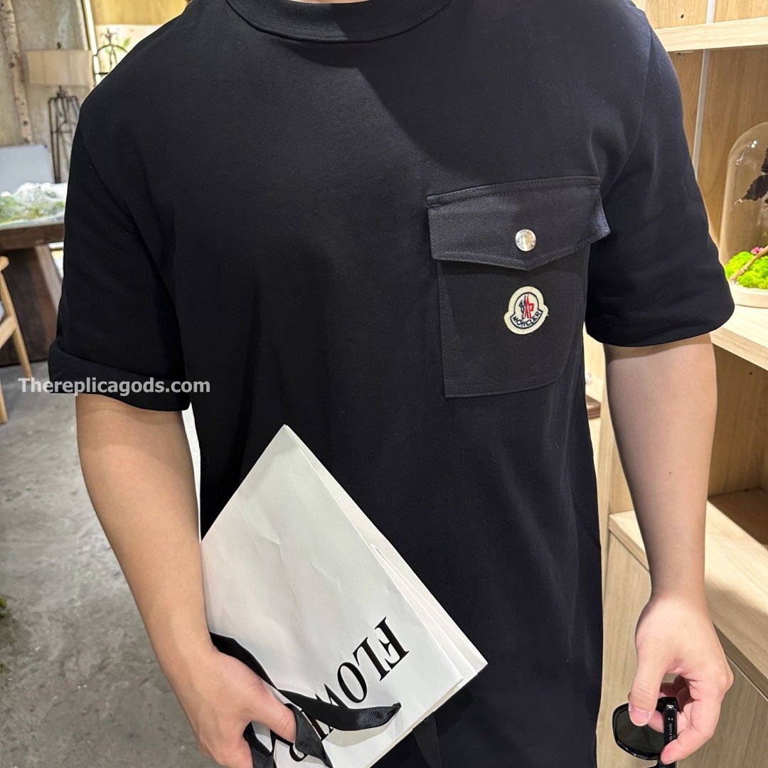 FRONT POCKET LOGO T-SHIRT IN BLACK - TP590