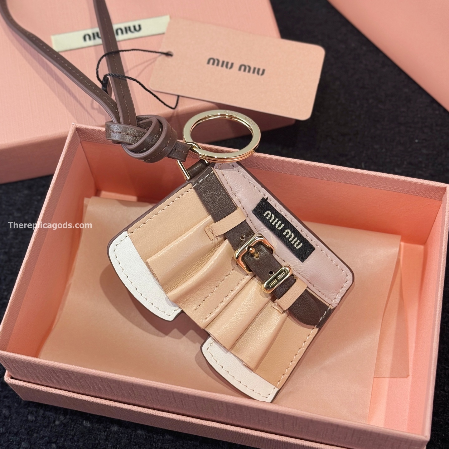 LEATHER KEYCHAIN TRICK IN BEIGE