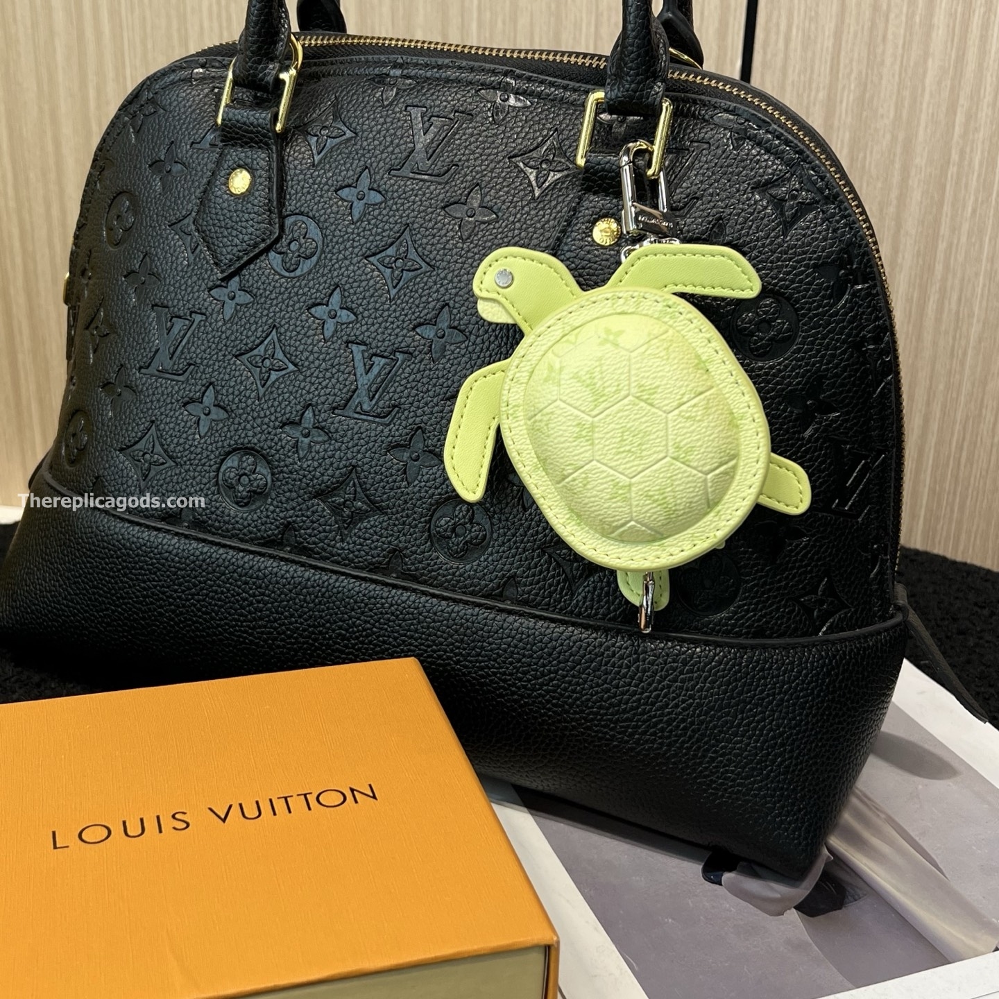 TURTLE POUCH BAG CHARM IN LIME M02526
