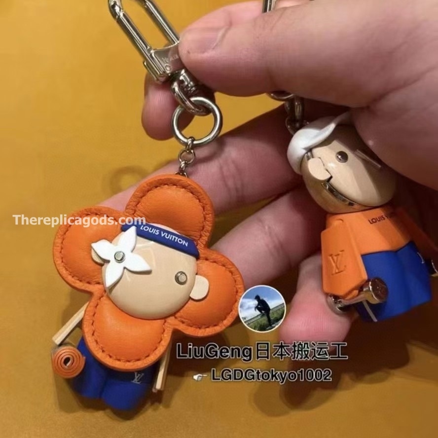 VIVIENNE GYM BAG CHARM AND KEY HOLDER M01198