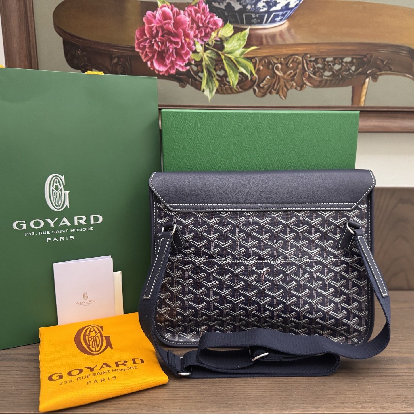 COURSIER MESSENGER BAG IN NAVY BLUE