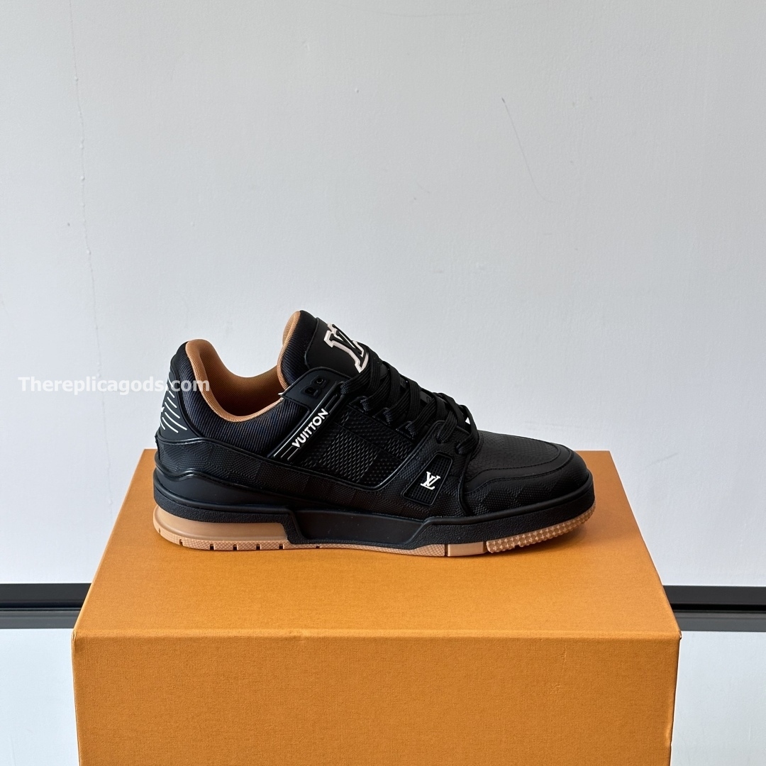 TRAINER SNEAKERS IN BLACK - LV938