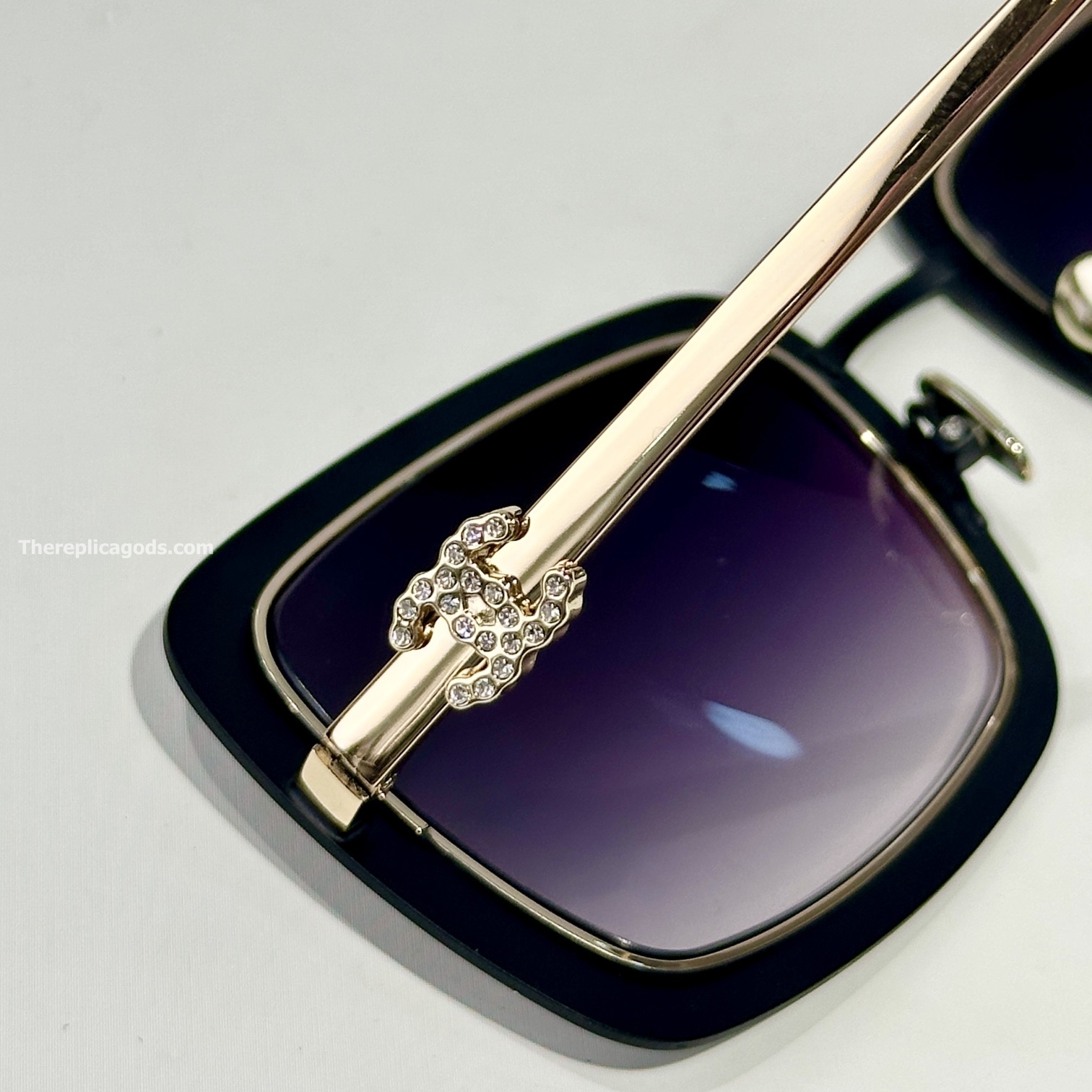 RECTANGLE SUNGLASSES IN BLACK AND GOLD CH71707 - SG196
