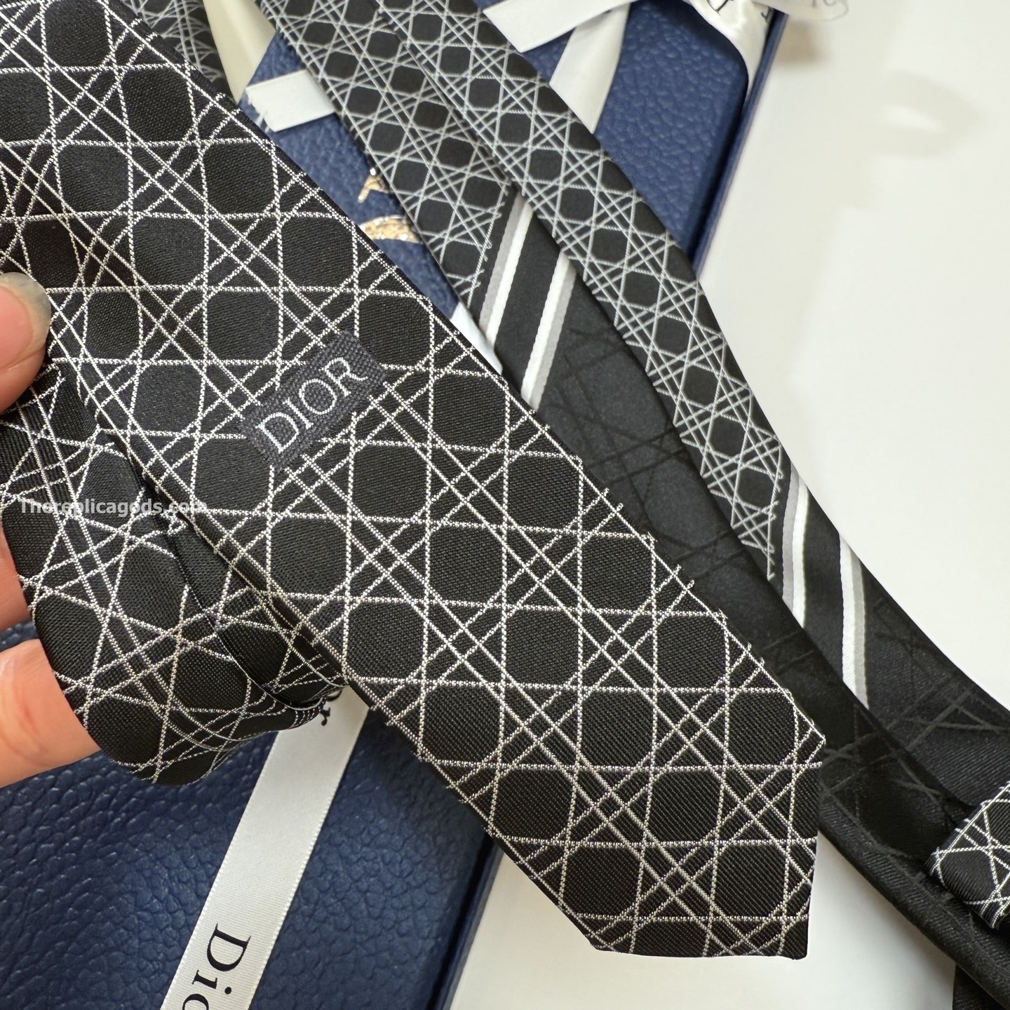 STRIPED CANNAGE TIE BLACK, GRAY AND WHITE SILK