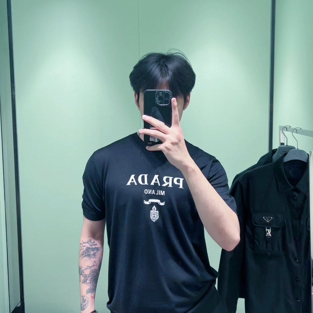 LOGO-INTARSIA KNITTED SHORT-SLEEVE T-SHIRT IN BLACK - TP573