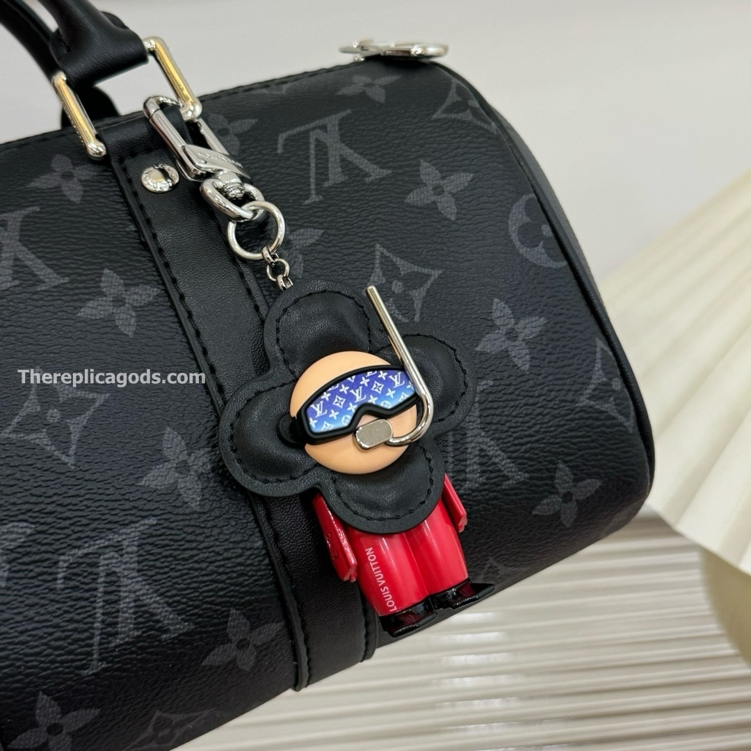VIVIENNE DIVER BAG CHARM AND KEY HOLDER M00748