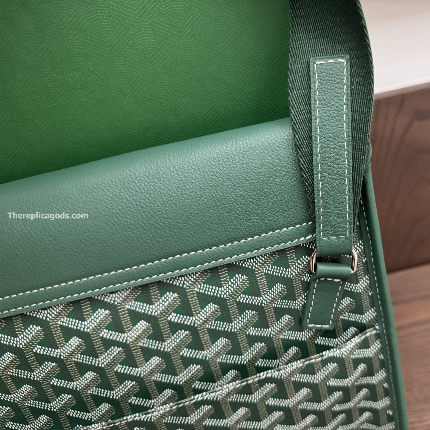 COURSIER MESSENGER BAG IN GREEN