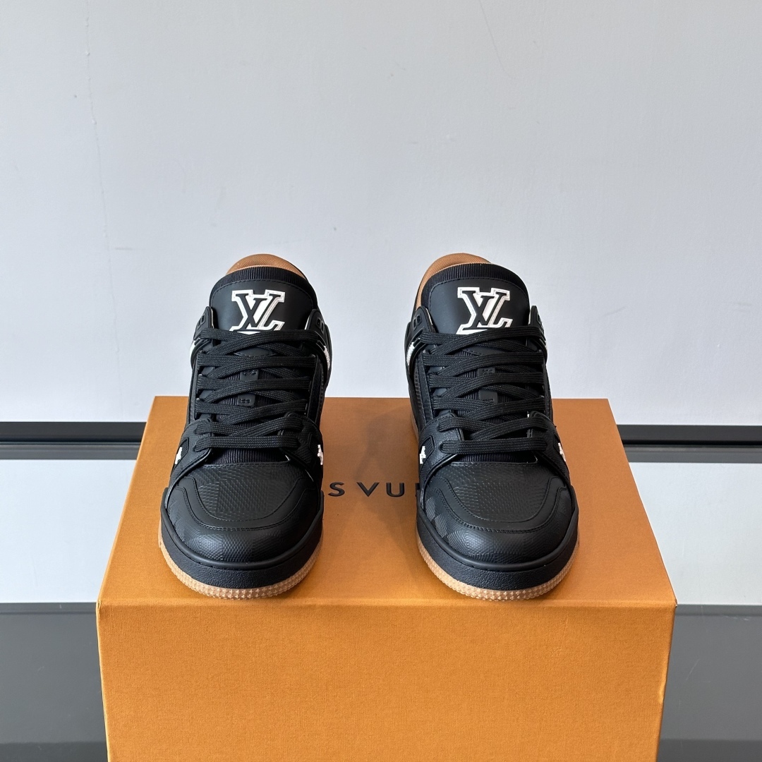 TRAINER SNEAKERS IN BLACK - LV938