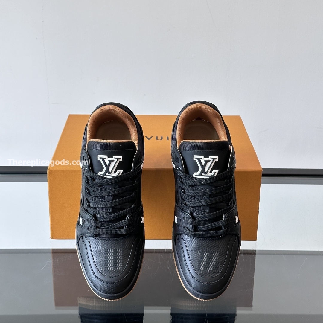 TRAINER SNEAKERS IN BLACK - LV938