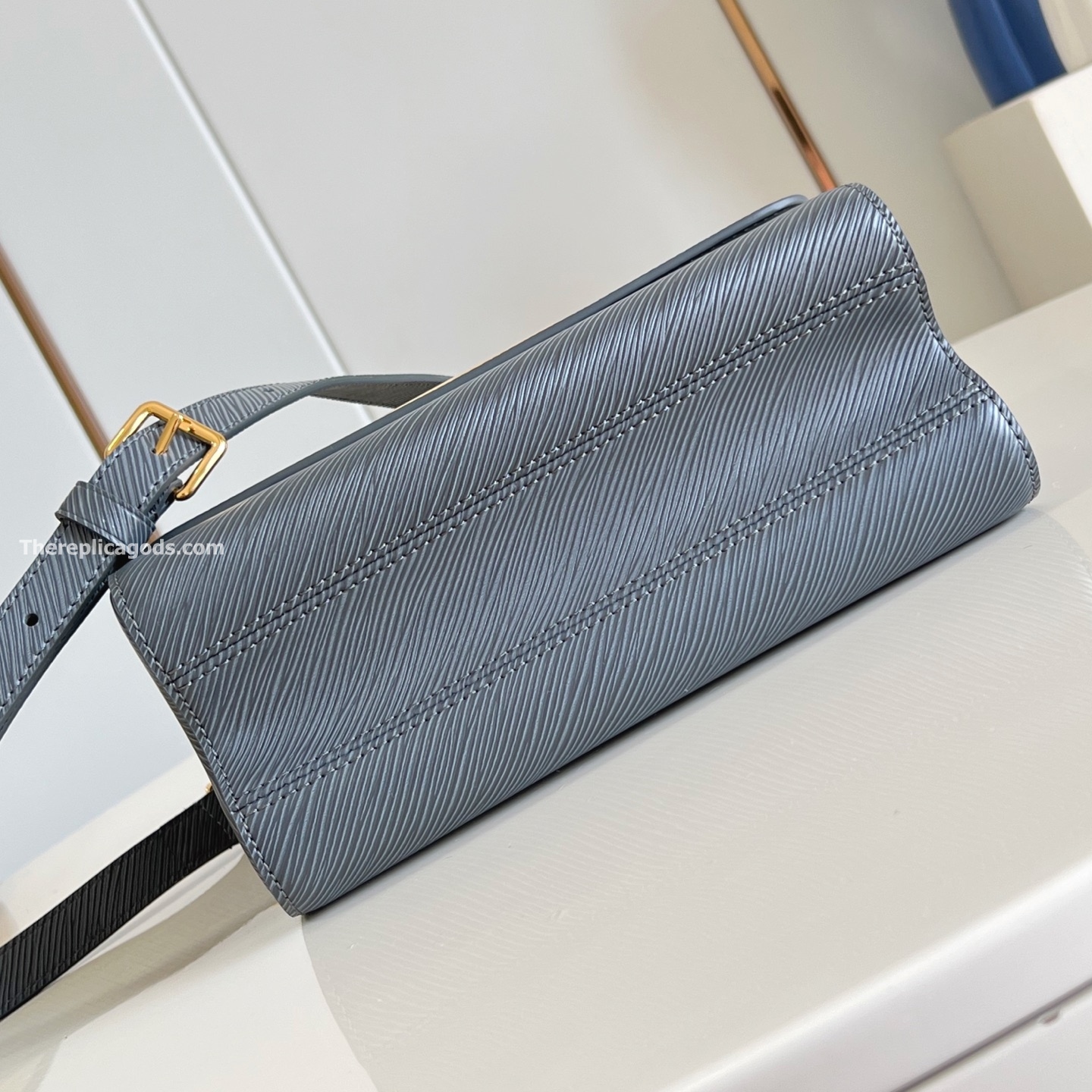 TWIST MM BAG GRAY EPI LEATHER M14059