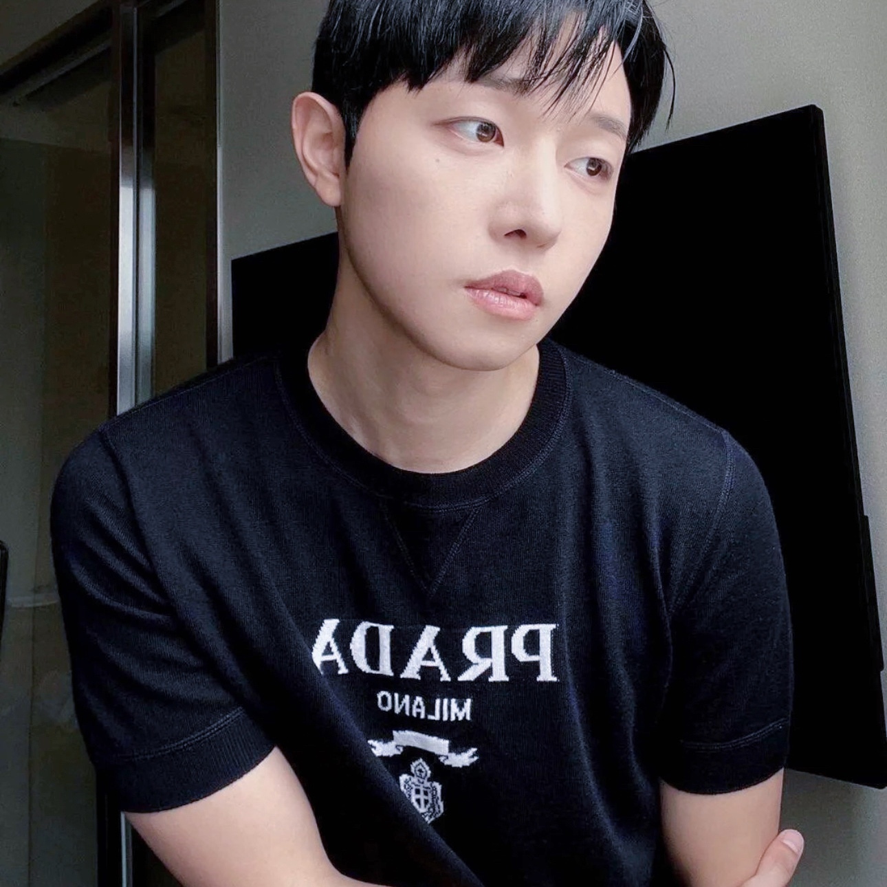 LOGO-INTARSIA KNITTED SHORT-SLEEVE T-SHIRT IN BLACK - TP573