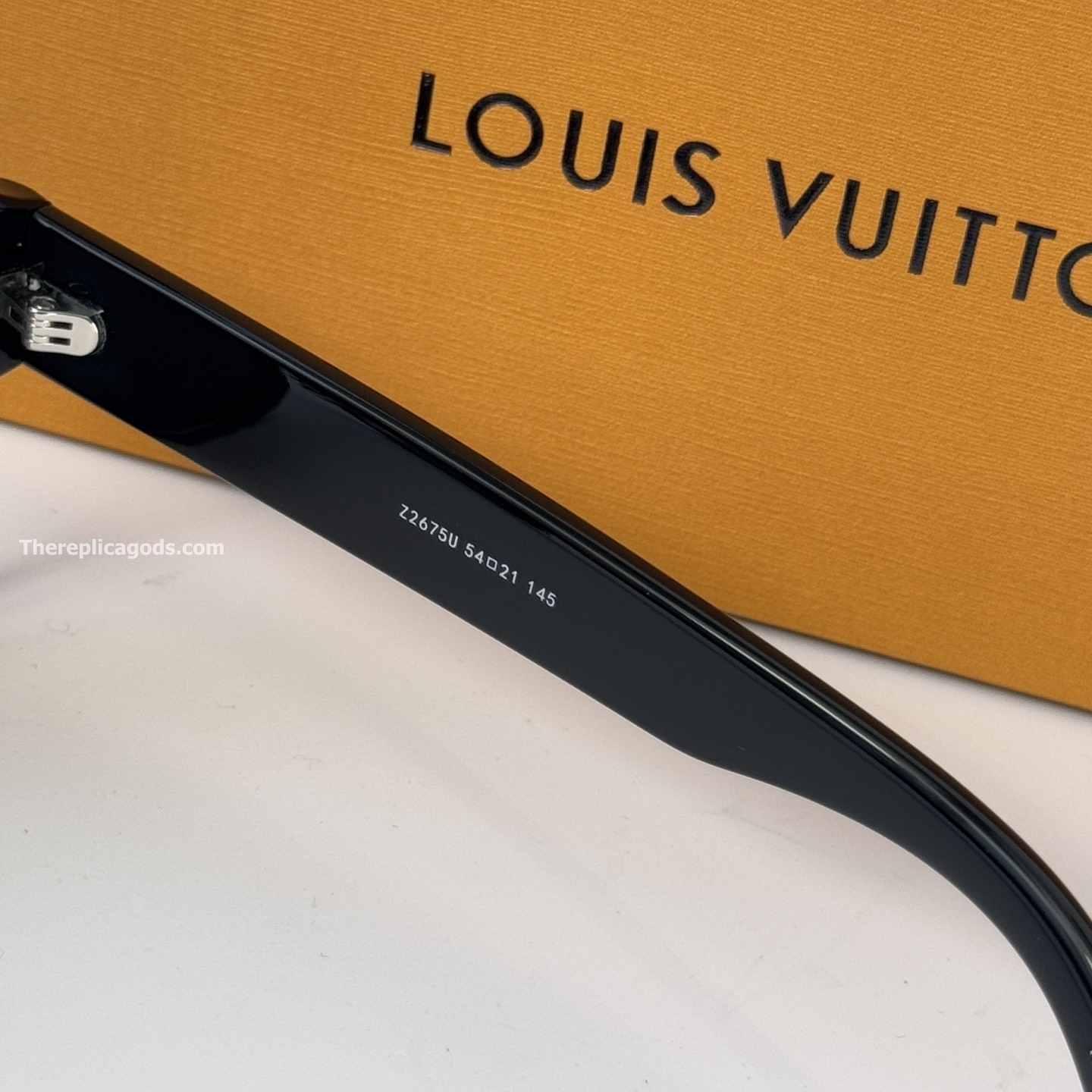 CONFIDENCE SQUARE SUNGLASSES IN BLACK Z2675U - SG188