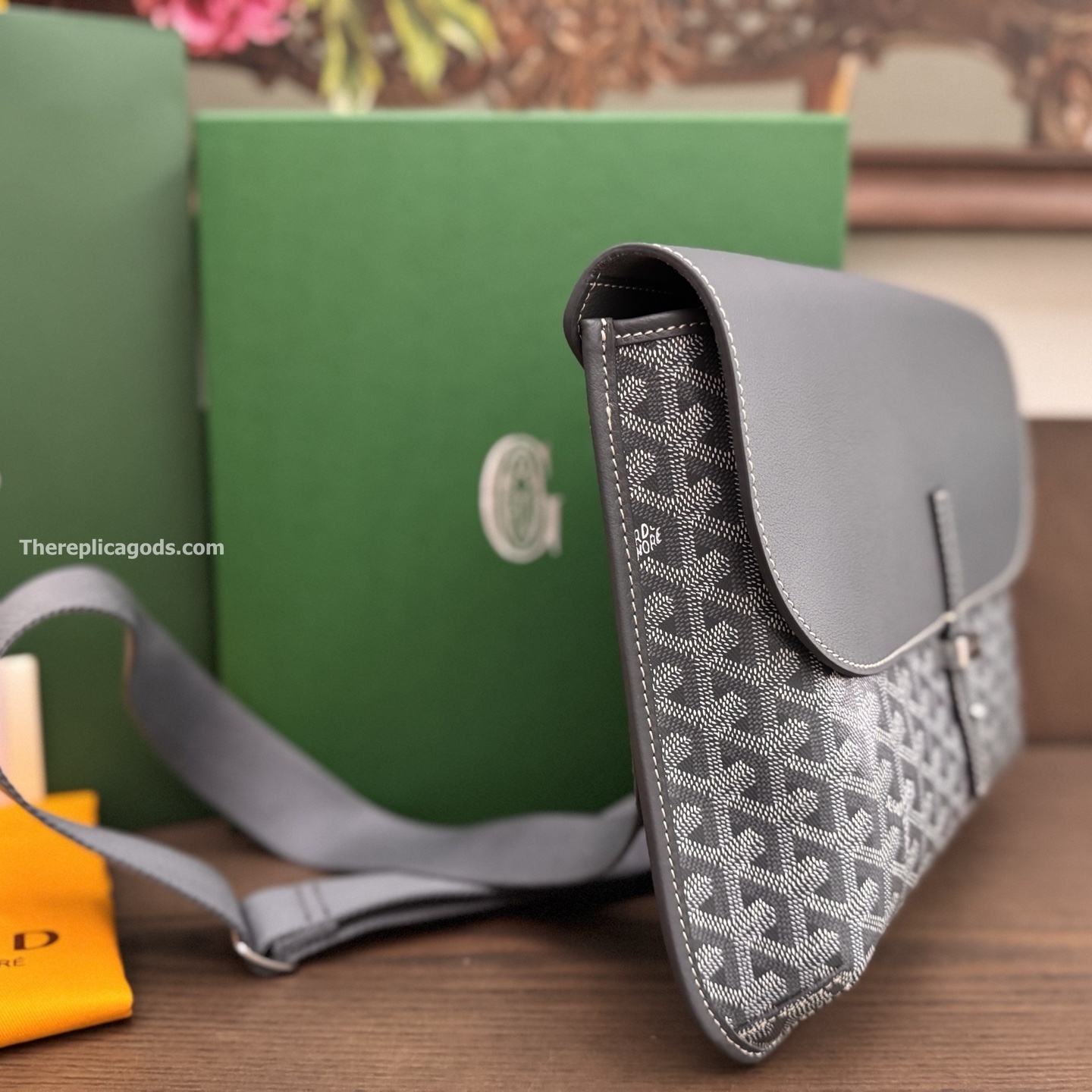 COURSIER MESSENGER BAG IN GREY
