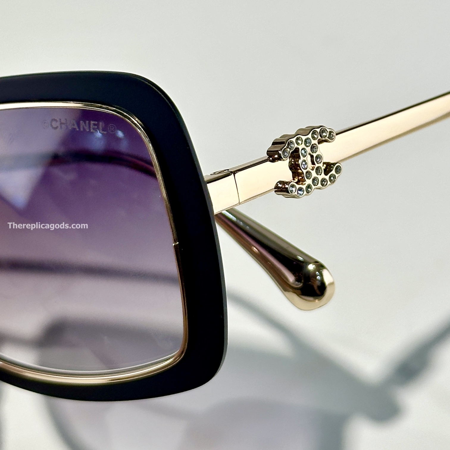 RECTANGLE SUNGLASSES IN BLACK AND GOLD CH71707 - SG196