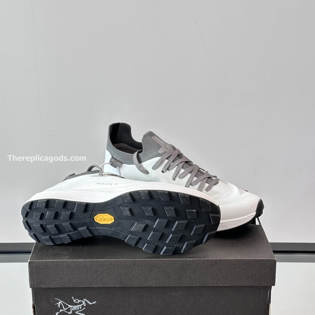 NORVAN SL 3 SNEAKERS IN WHITE AND GREY