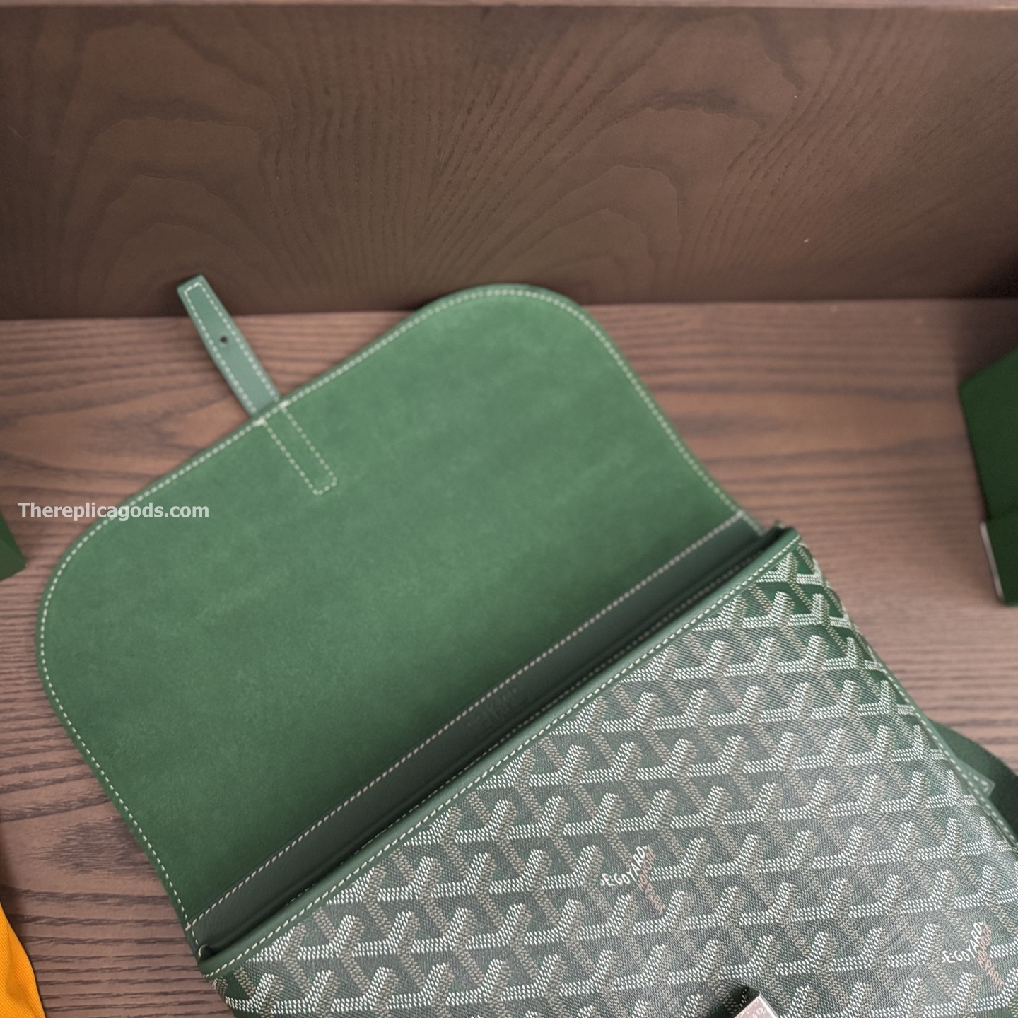 COURSIER MESSENGER BAG IN GREEN