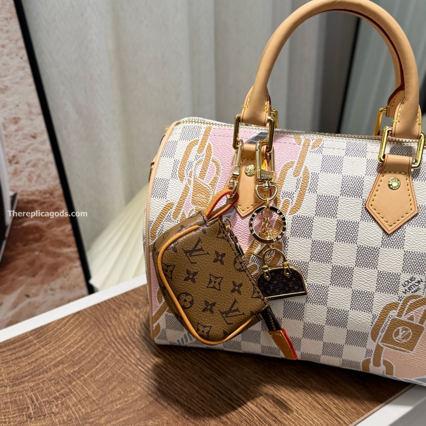 ALMA BAG CHARM METAL WITH GOLD-COLOUR FINISH M01799