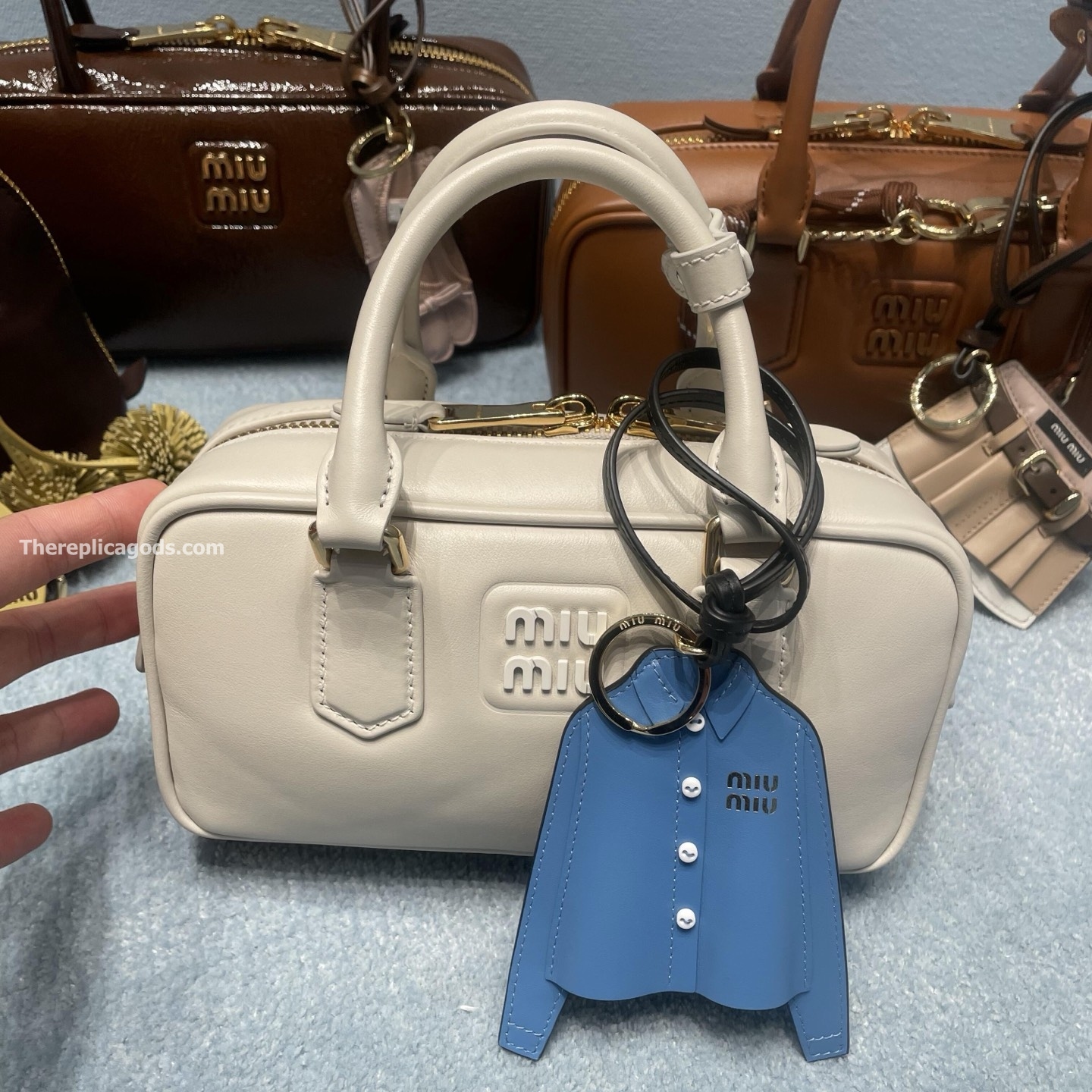 LEATHER SHIRT KEYCHAIN IN BLUE