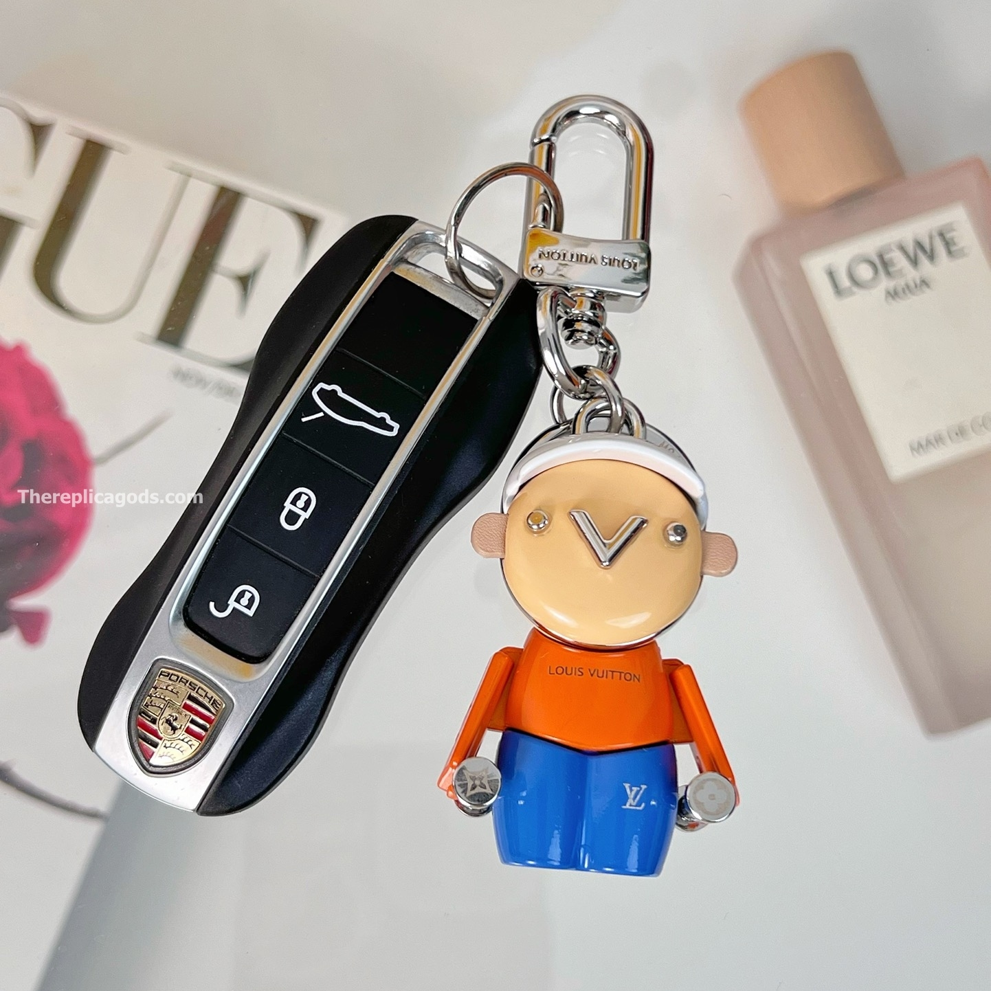VIVIENNE GYM BAG CHARM AND KEY HOLDER M01197