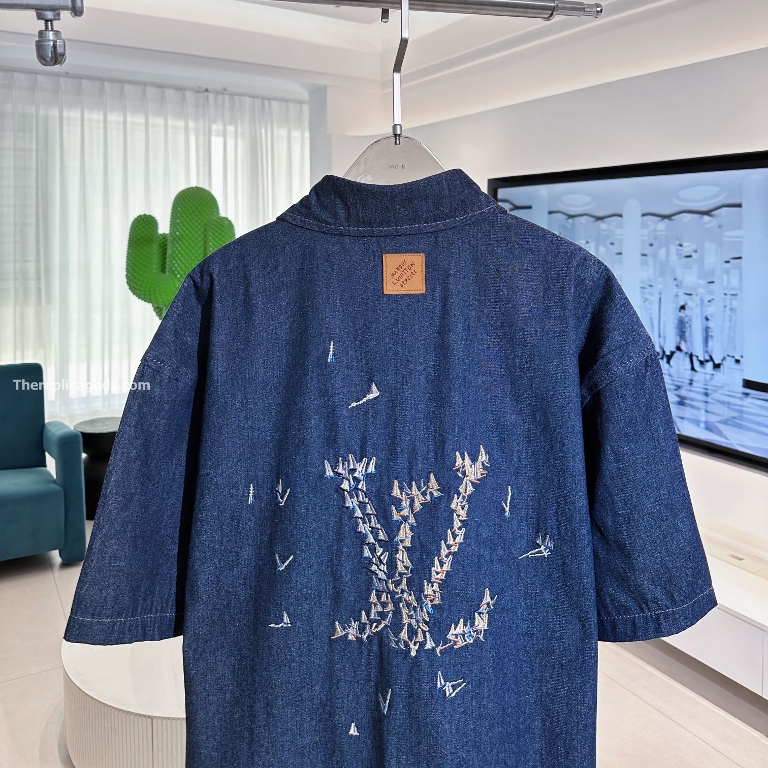 EMBROIDERED CHAMBRAY SHORT-SLEEVED SHIRT IN BLUE - SH359