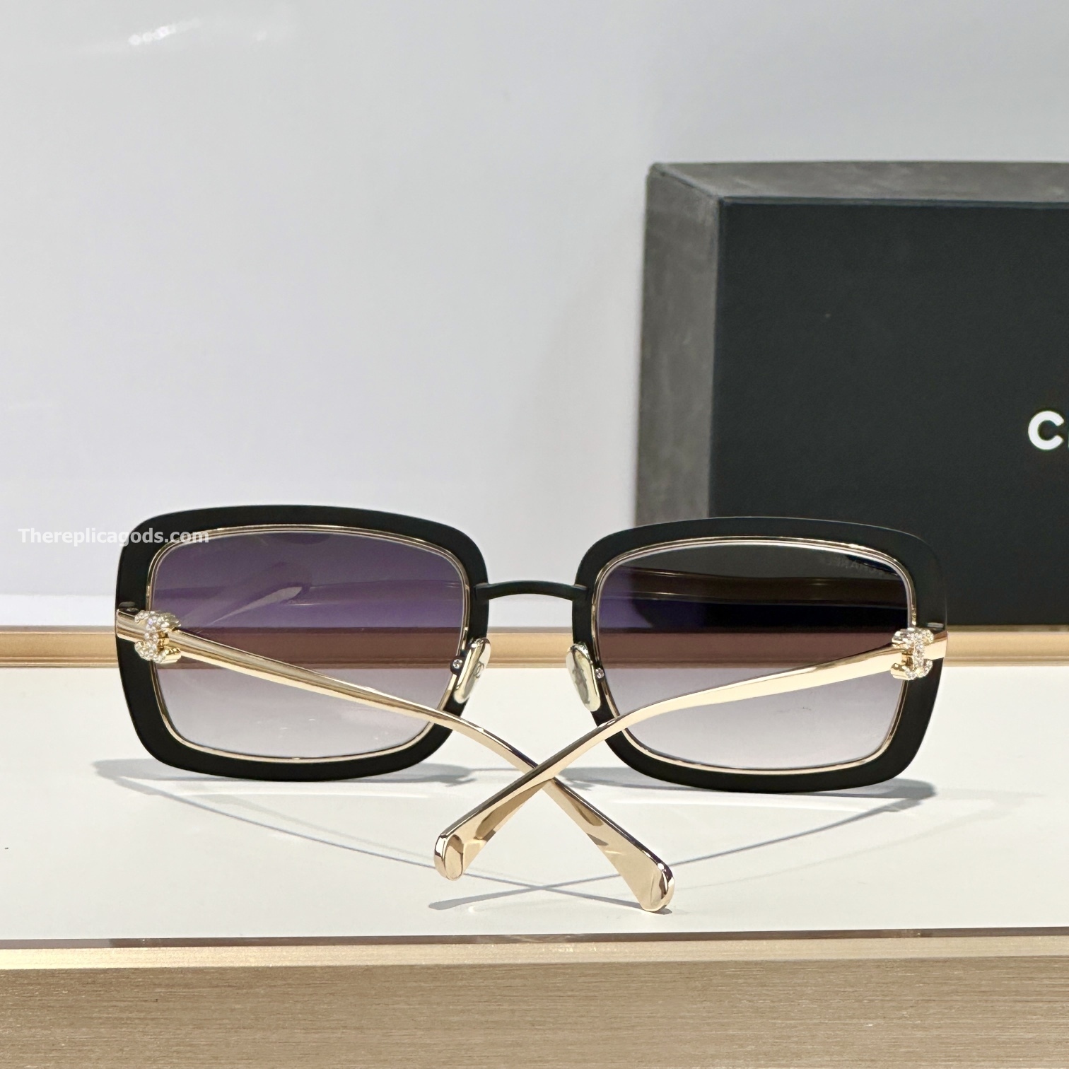RECTANGLE SUNGLASSES IN BLACK AND GOLD CH71707 - SG196