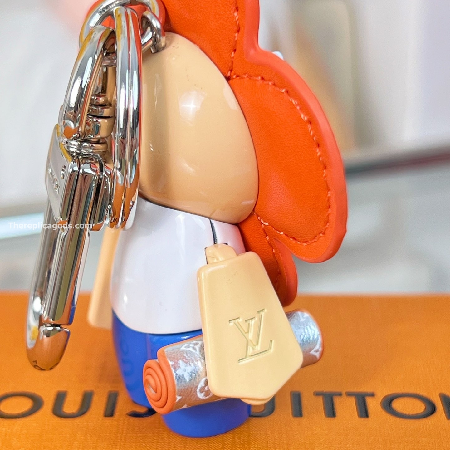 VIVIENNE GYM BAG CHARM AND KEY HOLDER M01198
