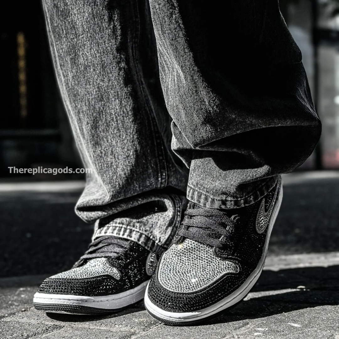 SWAROVSKI X AIR JORDAN 1 LOW OG CRYSTAL
