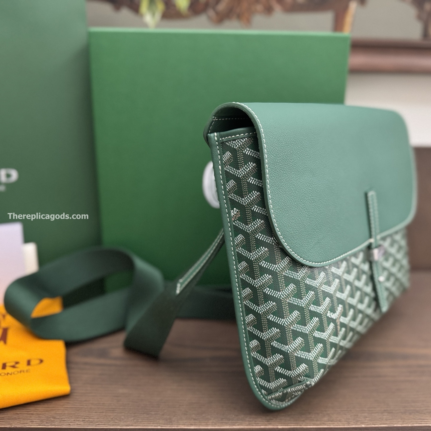 COURSIER MESSENGER BAG IN GREEN