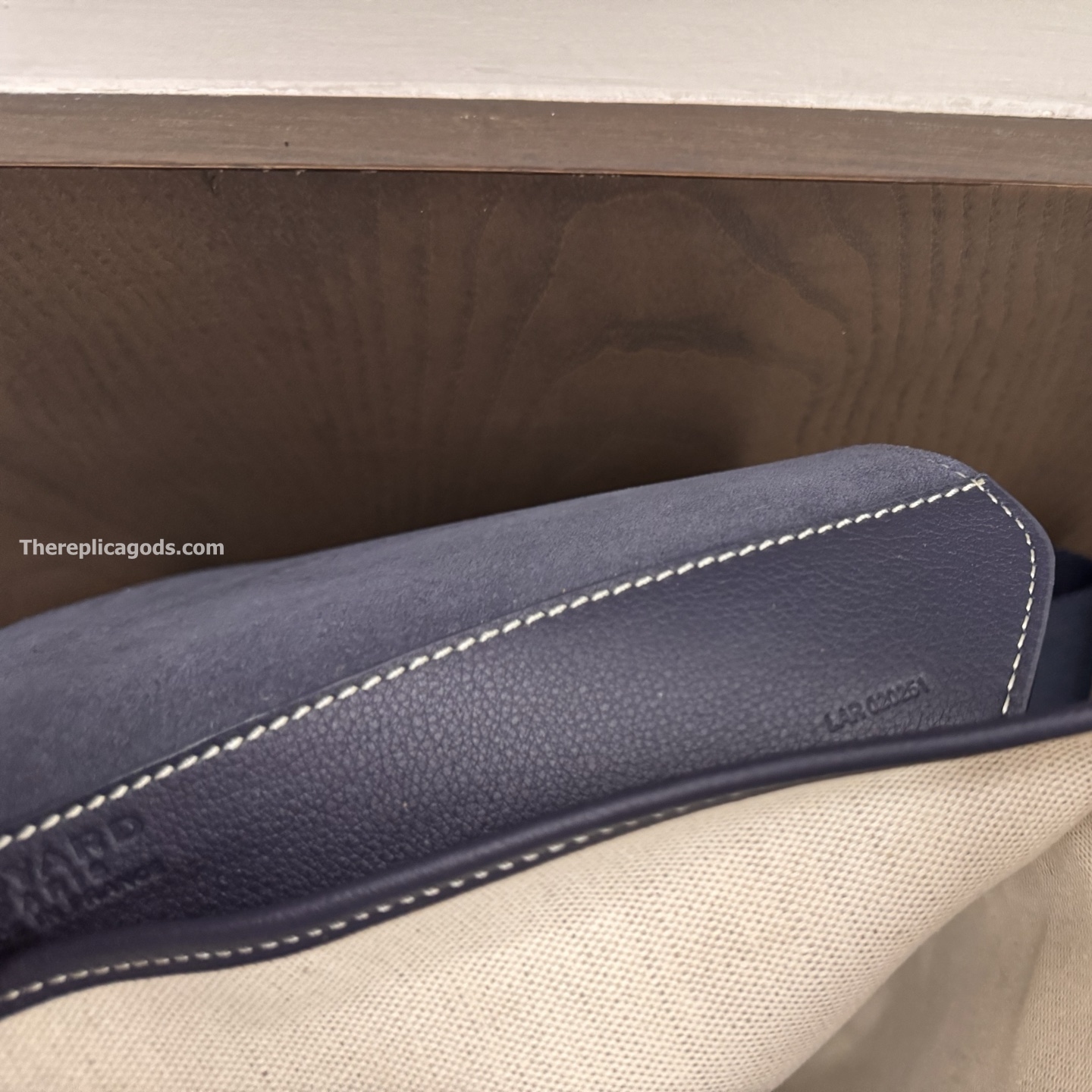 COURSIER MESSENGER BAG IN NAVY BLUE
