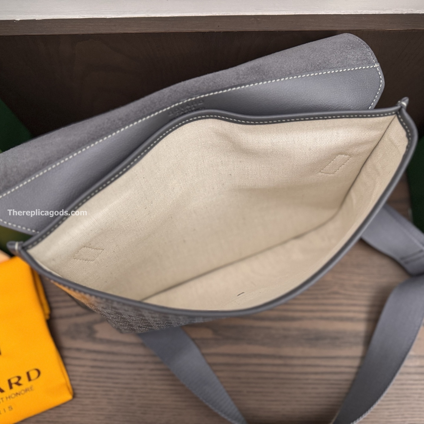 COURSIER MESSENGER BAG IN GREY