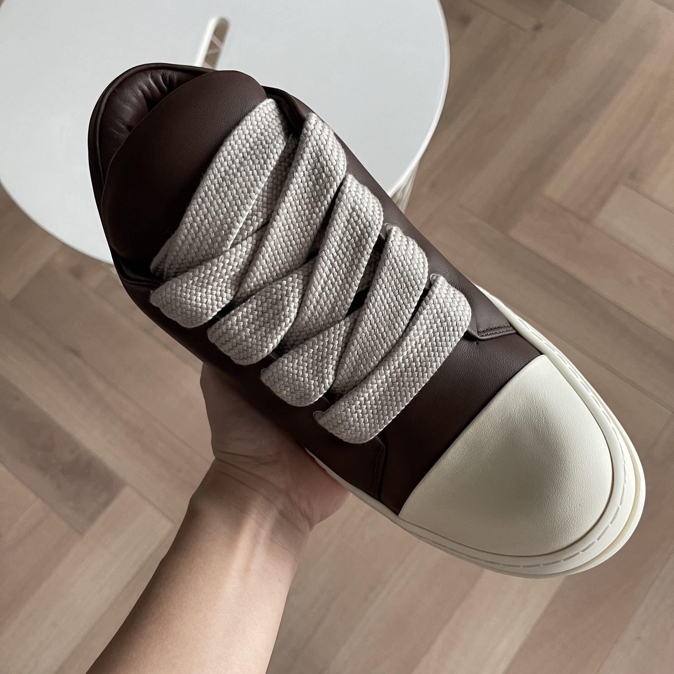 JUMBO LACE PADDED LOW SNEAKERS IN BROWN - RO36