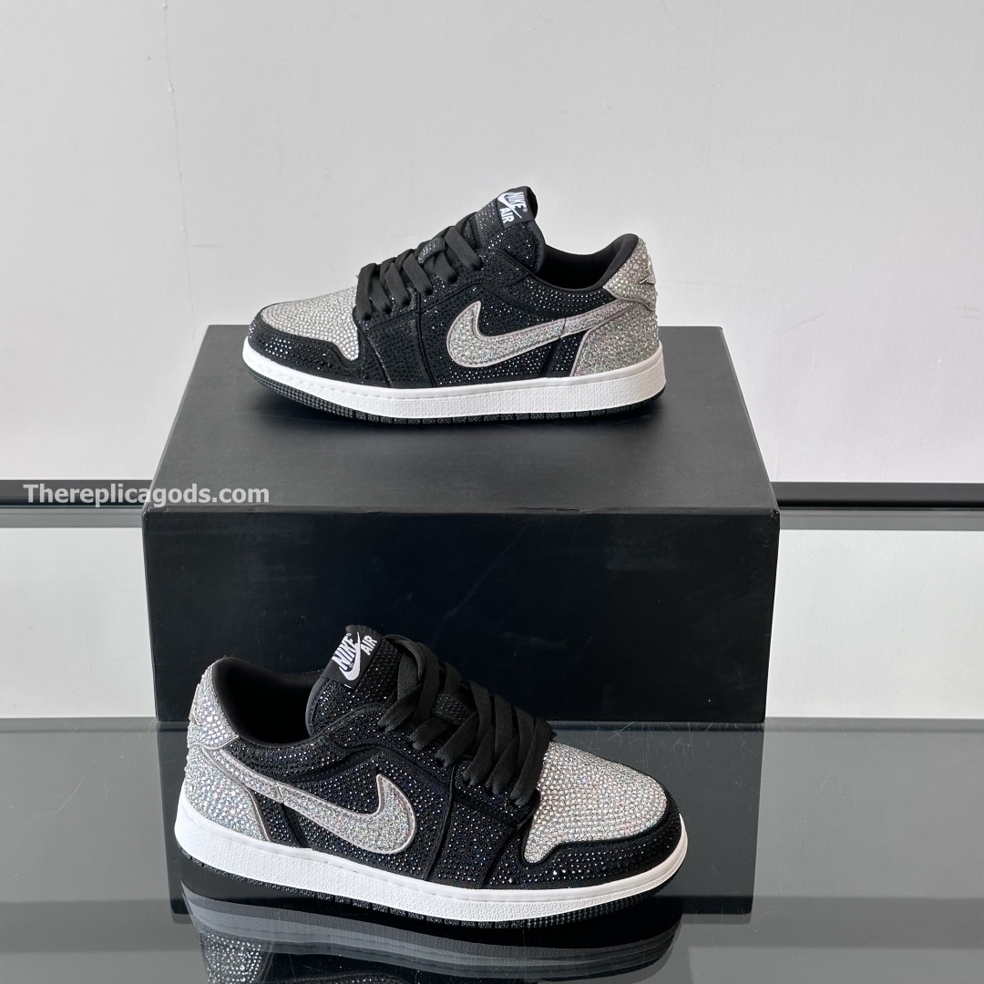 SWAROVSKI X AIR JORDAN 1 LOW OG CRYSTAL
