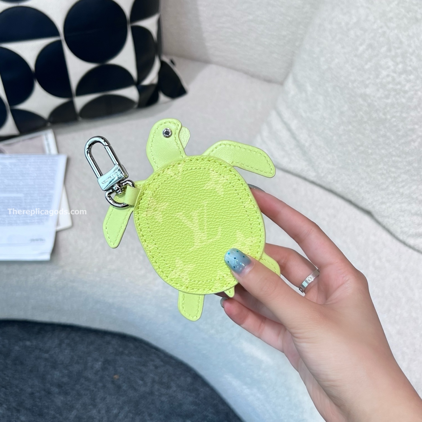 TURTLE POUCH BAG CHARM IN LIME M02526
