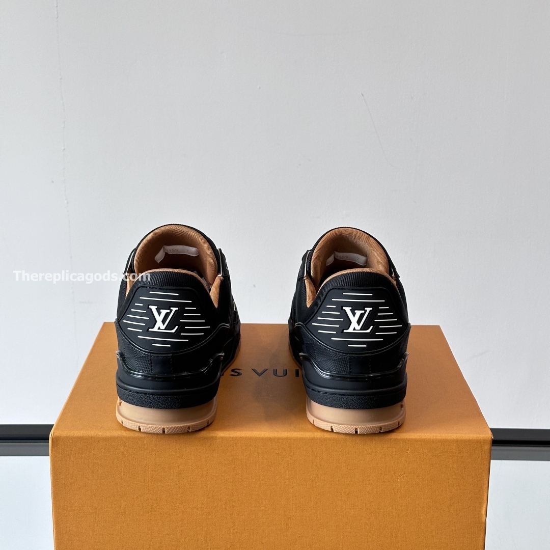 TRAINER SNEAKERS IN BLACK - LV938