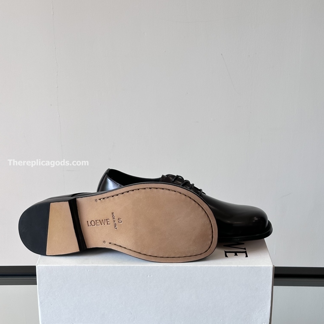 LEATHER LACE-UP SHOES IN BLACK