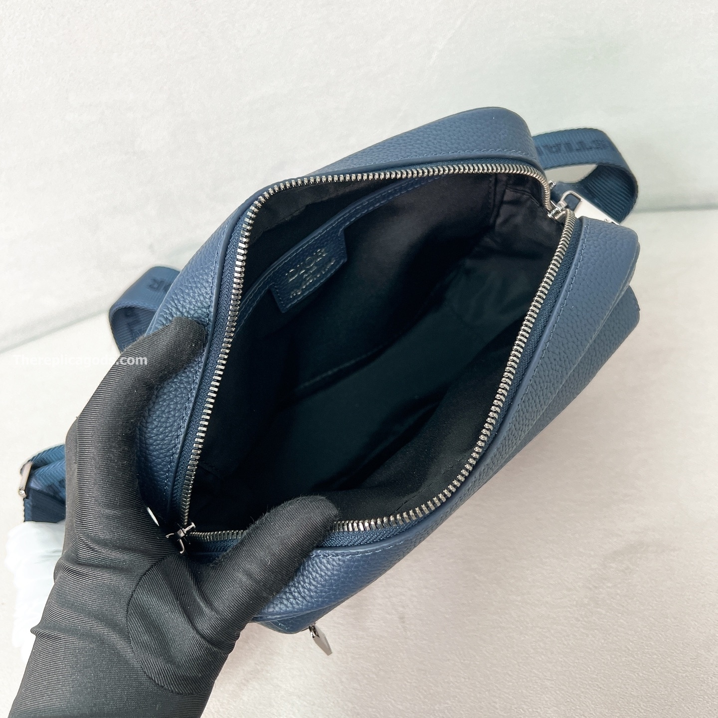AND HYLTON NEL RIDER 2.0 ZIPPED MESSENGER BAG NAVY BLUE GRAINED CALFSKIN WITH WHITE PRINT