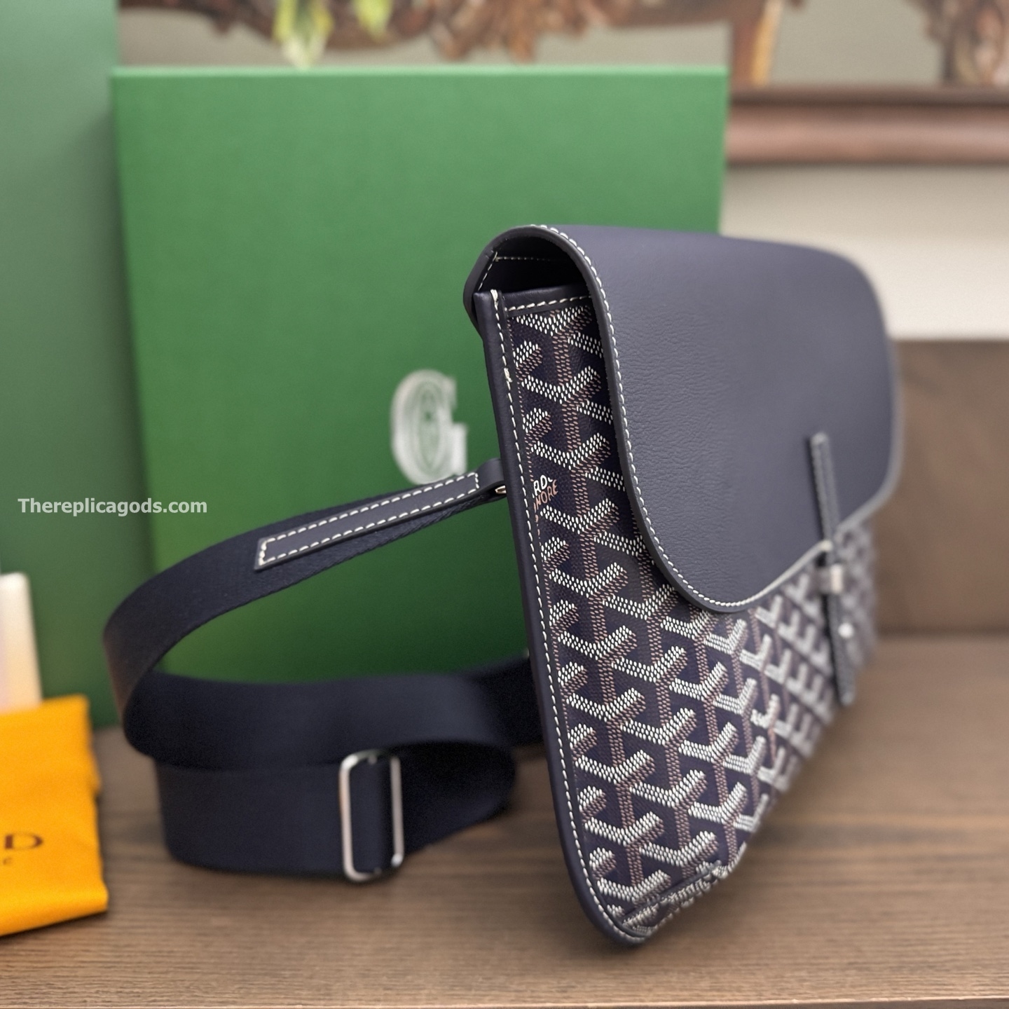 COURSIER MESSENGER BAG IN NAVY BLUE